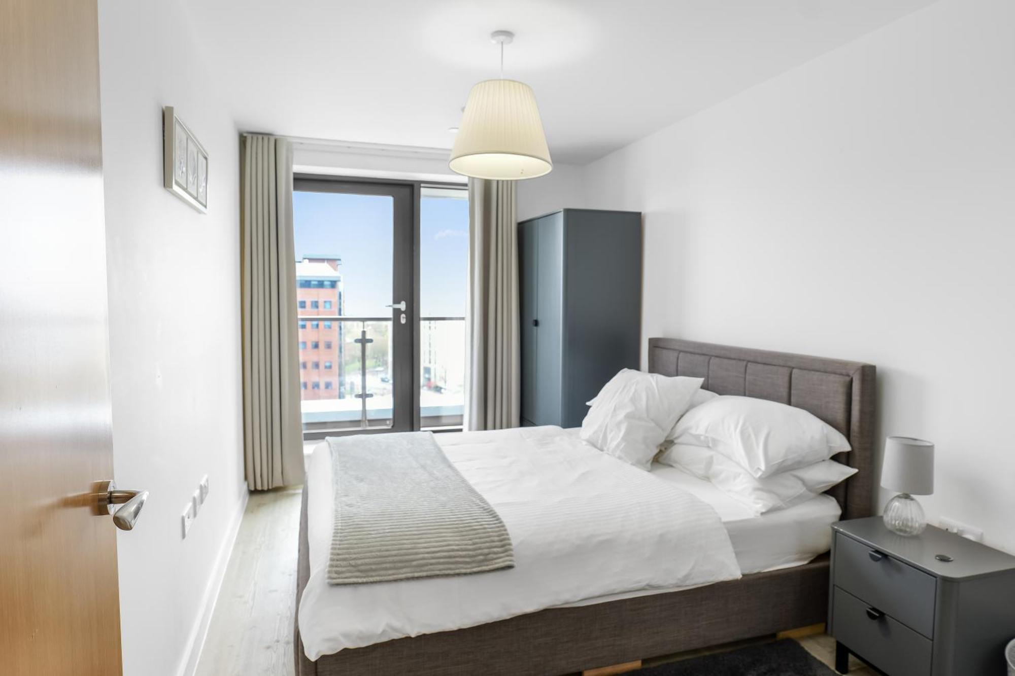 High Rise 2 Bedroom & 2 Bath With Parking, Balcony & Amazing View * Manchester